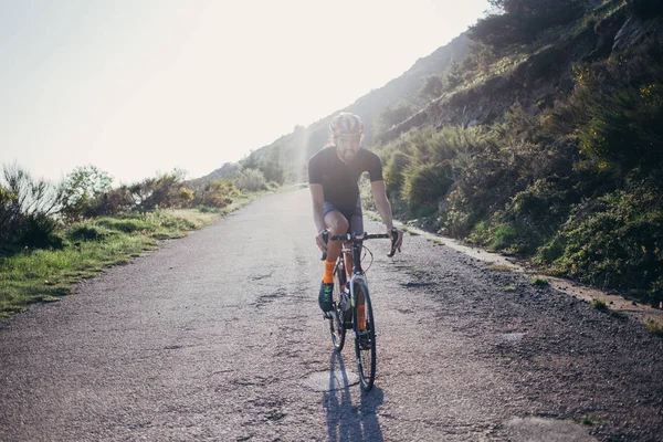 Cyklist ridning på bergsväg — Stockfoto