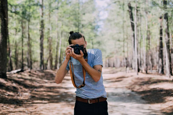Young photographer taking photo — Stock Photo, Image