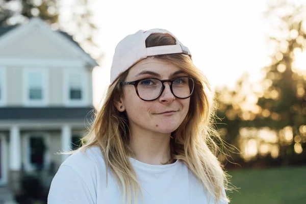 Hübsches Mädchen in Tasse und Brille — Stockfoto