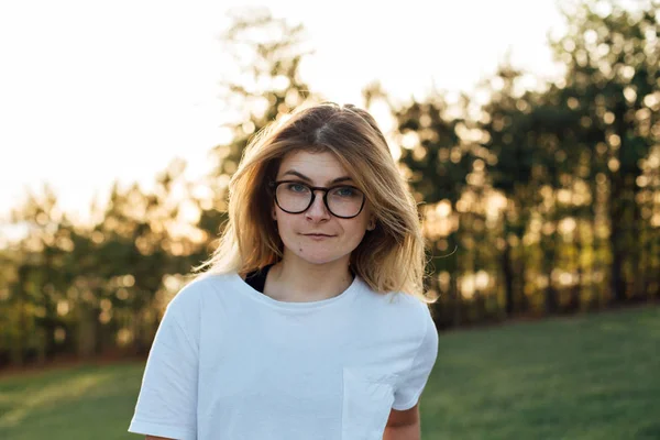 Menina de pé no campo — Fotografia de Stock