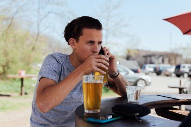 Genç hipster aperatifler bira ve fıstık