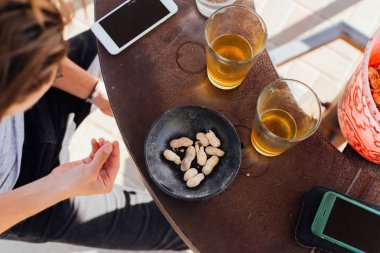 Genç hipster aperatifler bira ve fıstık