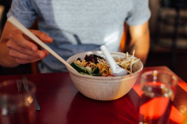 Adam baharatlı sıcak pho tabak sahiptir