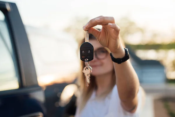 Menina mostrando chaves do carro — Fotografia de Stock