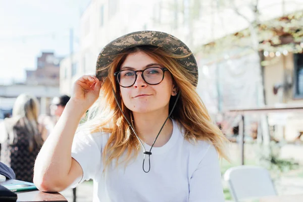 年轻的 femenine 女士在巴拿马帽子 — 图库照片