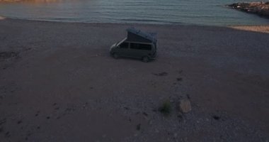Plajda kamp van uçak atış