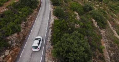Bir araba dağ yolu ile takip dron anteni