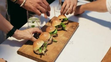 Partide Mini Burger hizmet garson