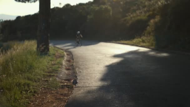 Mujer ciclista de carretera en la puesta del sol — Vídeos de Stock