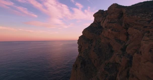 Luchtfoto van geweldige zonsondergang over de oceaan klif — Stockvideo