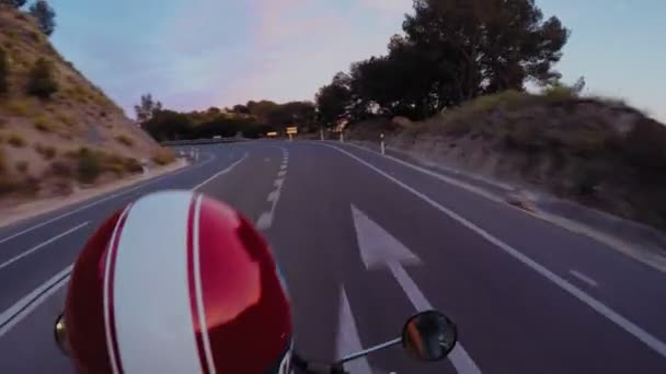 Režijní záběr ženské Rider jízdě skútr — Stock video