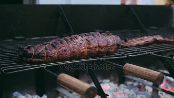 Kommersiella grill med kött förbereds — Stockvideo