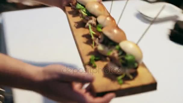Camarero sirviendo mini hamburguesas en la fiesta — Vídeo de stock