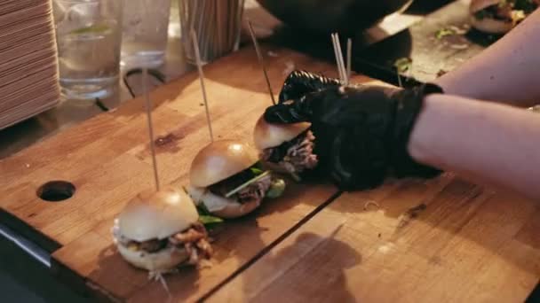 Chef prépare des hamburgers minuscules pour la collation de fête — Video