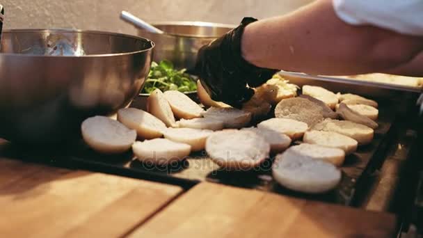 Chef-kok bereidt kleine hamburgers voor partij snack — Stockvideo