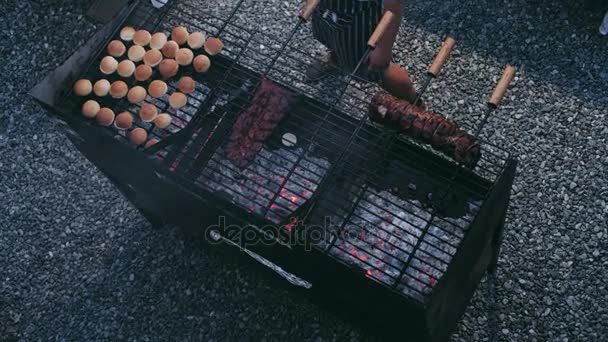 Grelha comercial com carne sendo preparada — Vídeo de Stock