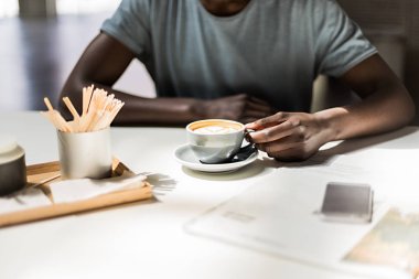 Afro Amerikalı adam ve kahve