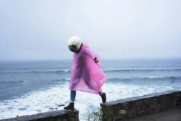 Girl and ocean — Stock Photo, Image