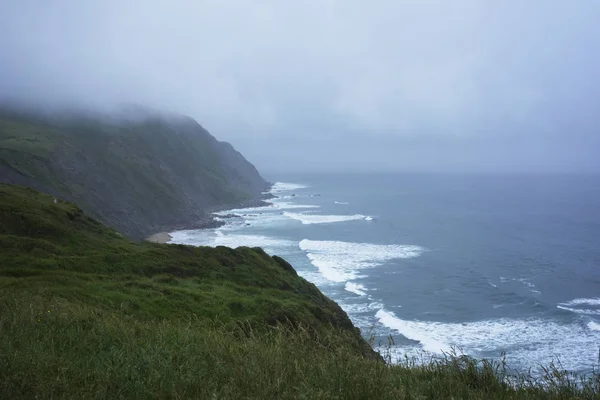 Meri sateisena päivänä — kuvapankkivalokuva