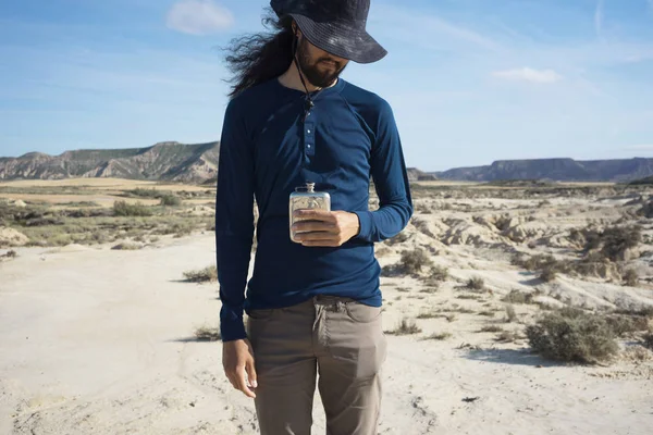 Man in woestijn — Stockfoto