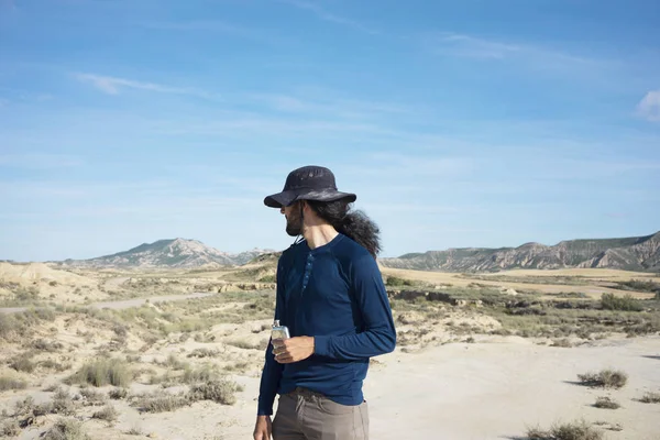 사막에 있는 남자 — 스톡 사진
