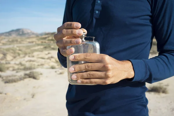 L'uomo nel deserto — Foto Stock