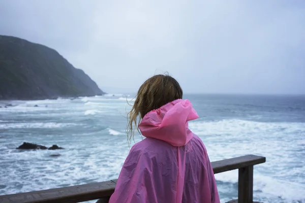 Mädchen und Ozean — Stockfoto