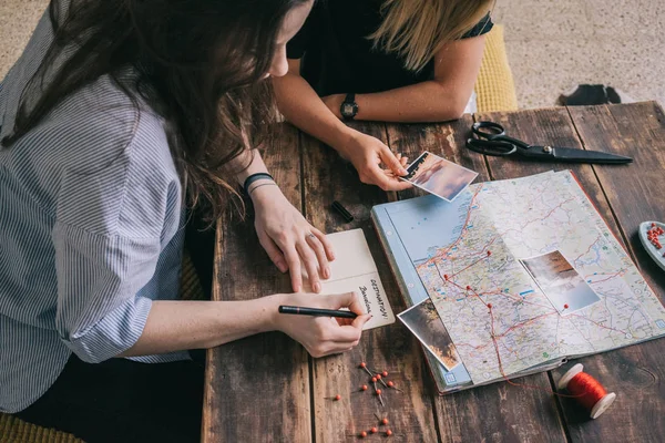 Планирование поездки с картой Стоковое Изображение