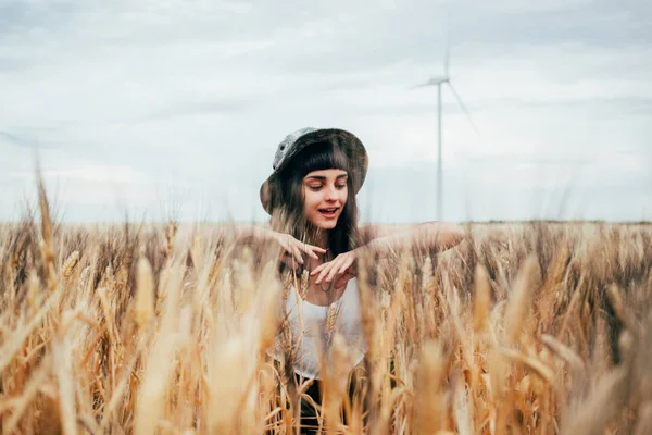 Дівчина сидить у пшеничному полі — стокове фото