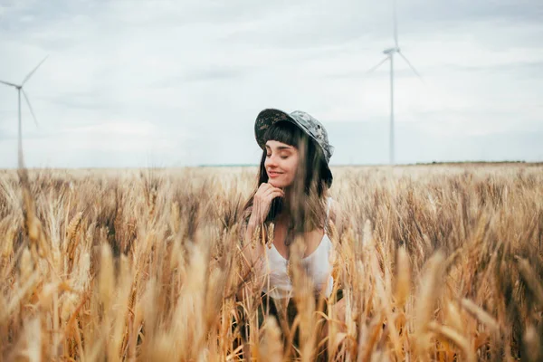 Дівчина сидить у пшеничному полі — стокове фото