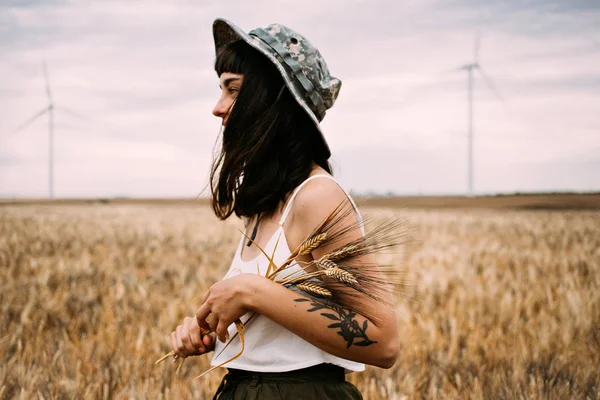 Menina andando no campo de trigo — Fotografia de Stock