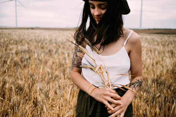 Menina andando no campo de trigo — Fotografia de Stock