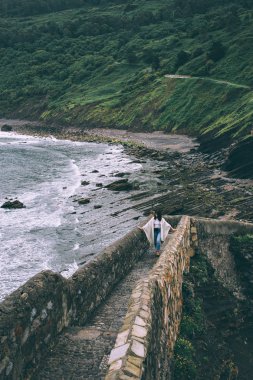 Dağlarda merdivenlerden yukarı tırmanma kadın