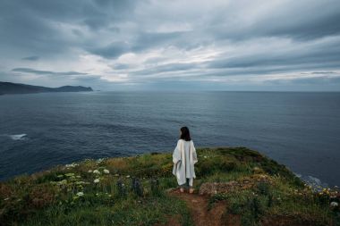 Kız panço ayakta cliff üzerinde