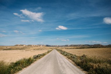 Açık geniş yol çöl