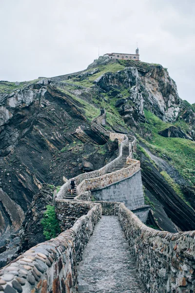 Silueta de viajero solitario subiendo escaleras — Foto de Stock