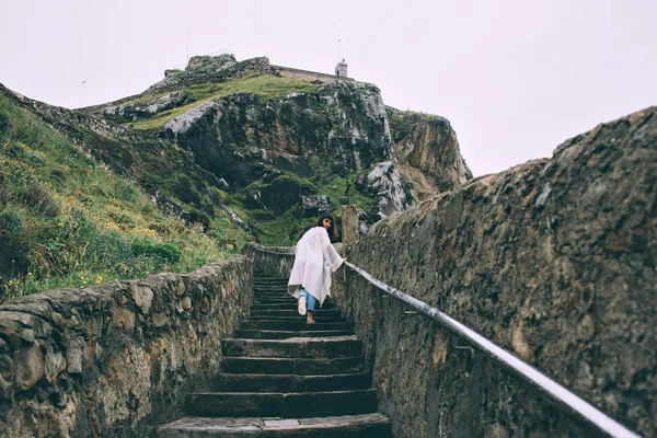 Mujer subiendo escaleras en las montañas —  Fotos de Stock