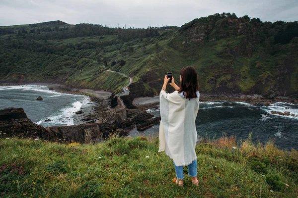 女性は、崖の上の写真を撮影 — ストック写真