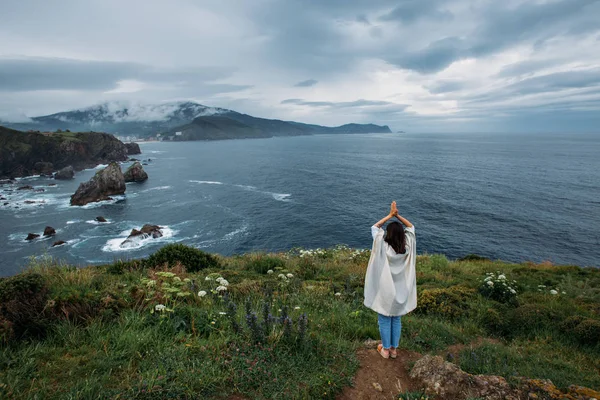 ポンチョ立っている崖の上の少女 — ストック写真
