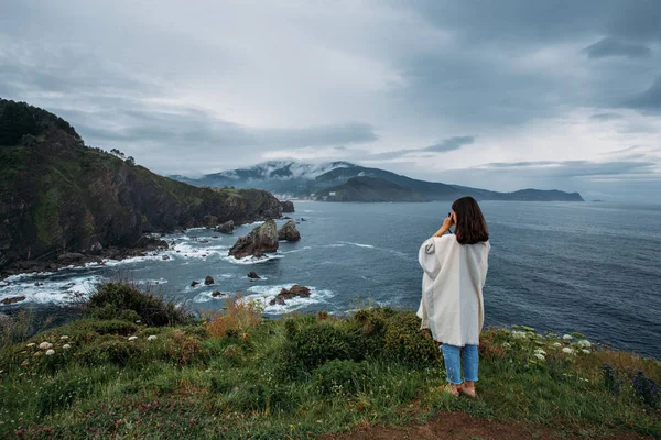 女性は、崖の上の写真を撮影 — ストック写真