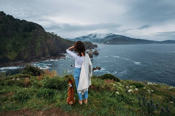 Κορίτσι και σκύλος στέκεται στο γκρεμό — Φωτογραφία Αρχείου