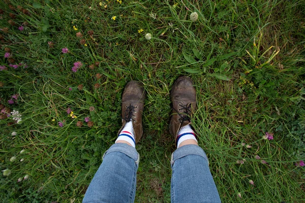 ブーツとジーンズで女性の足 — ストック写真