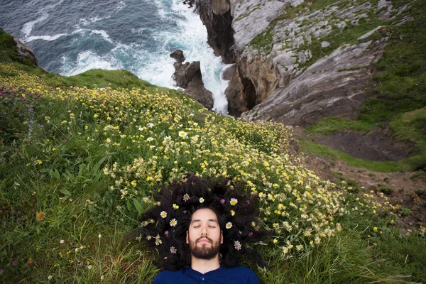 Uomo barbuto con fiori in capelli — Foto Stock