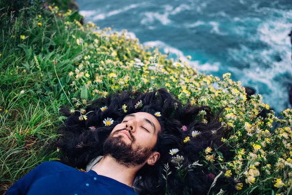 Бородатий чоловік з квітами у волоссі — стокове фото