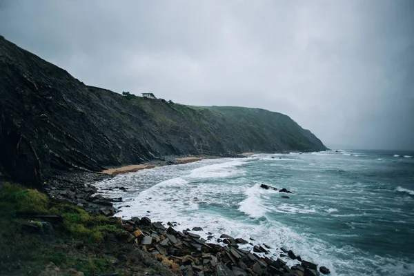 Sateinen sää kivisellä rannalla — kuvapankkivalokuva