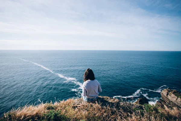 崖の上に座っている女性 — ストック写真