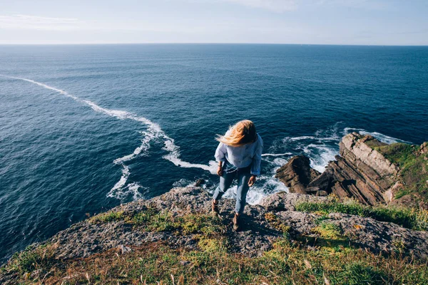 Femme debout sur la falaise — Photo