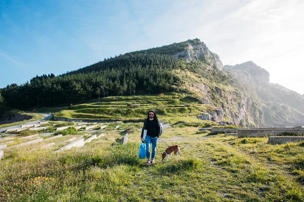 Viajero explorando la costa con el perro — Foto de Stock