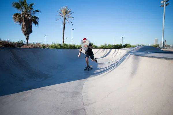 산타 클로스 타고 스케이트 보드 — 스톡 사진
