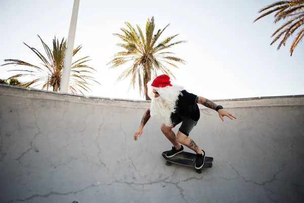Santa Klaus na koni skateboard — Stock fotografie